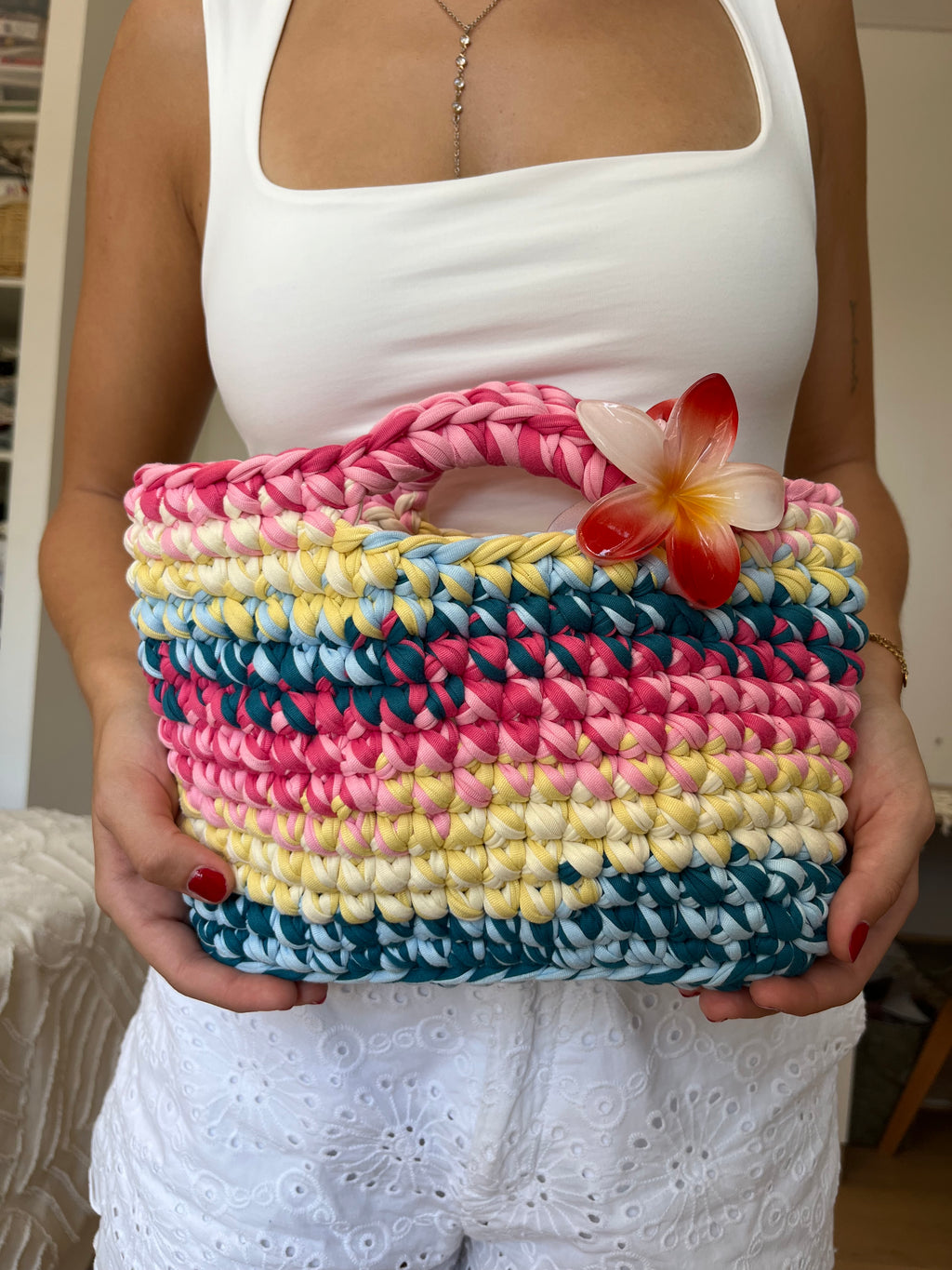 Le Lola en Rose, Bleu, Jaune et Blanc