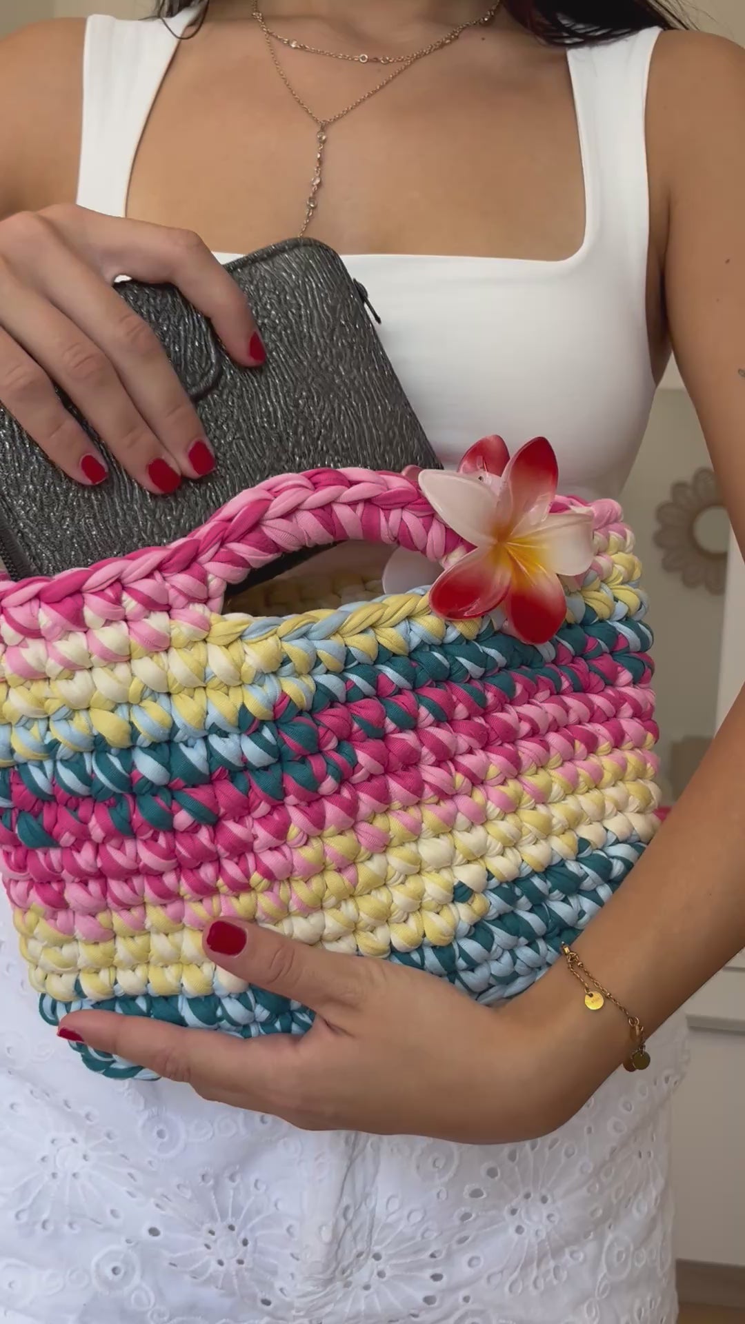 Le Lola en Rose, Bleu, Jaune et Blanc